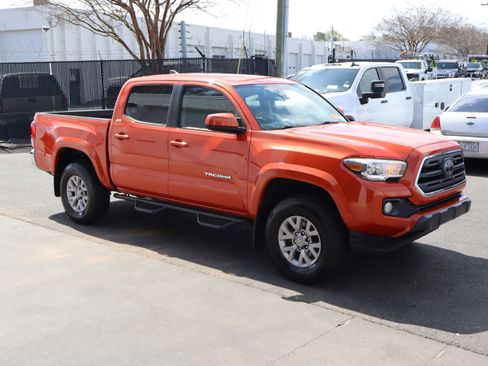 Used 2018 Toyota Tacoma SR5 image 2