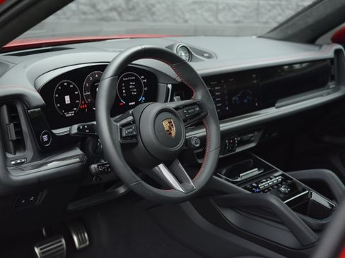 Certified 2025 Porsche Cayenne GTS AWD/4WD image 4