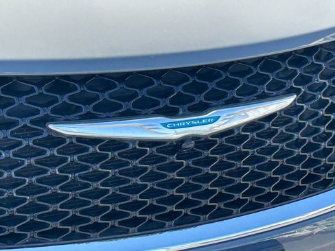 Used 2021 Chrysler Pacifica Touring FWD image 11