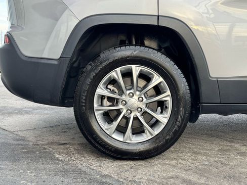 Used 2021 Jeep Cherokee Latitude Plus w/ Mopar Interior Package image 15