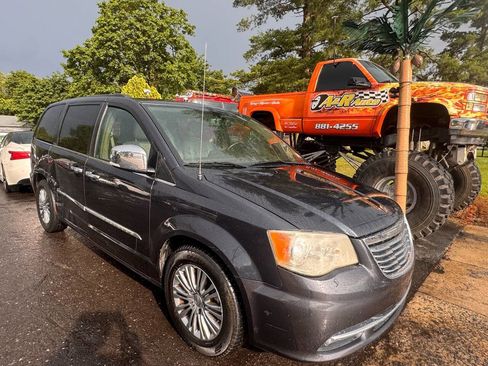 Used 2014 Chrysler Town & Country Touring-L w/ Driver Convenience Group image 2