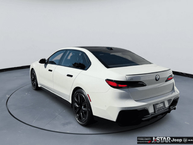 Used 2025 BMW i7 xDrive60 w/ Premium Package AWD/4WD image 7