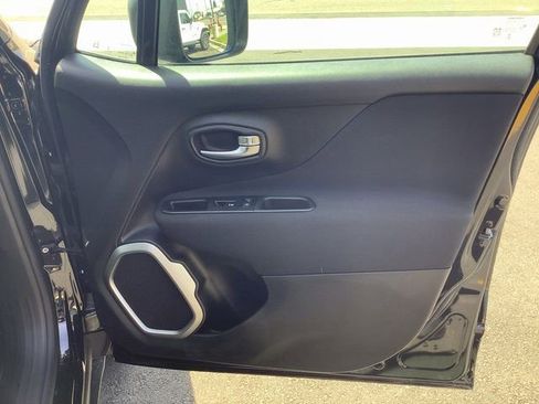 Used 2021 Jeep Renegade Latitude w/ Luxury Group II image 36