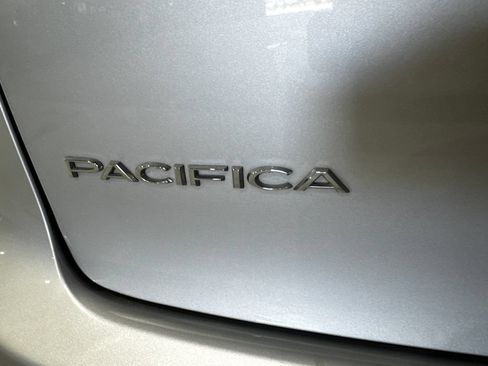 Used 2024 Chrysler Pacifica Limited FWD image 32