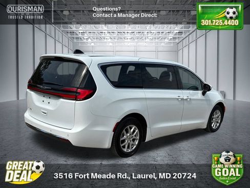 Used 2023 Chrysler Pacifica Touring-L FWD image 3