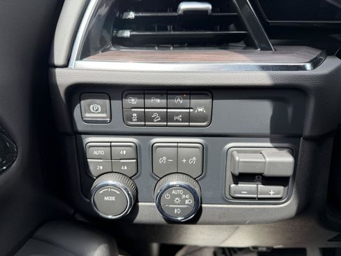 Used 2025 Chevrolet Suburban LT w/ Comfort Package AWD/4WD image 12
