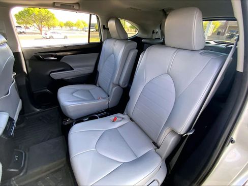 Used 2021 Toyota Highlander XLE image 21