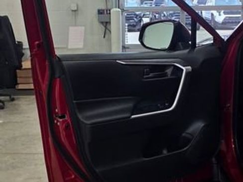 Used 2021 Toyota RAV4 SE image 12