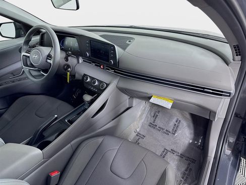 Certified 2025 Hyundai Elantra SE image 26