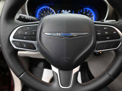 Used 2018 Chrysler Pacifica Touring-L image 6