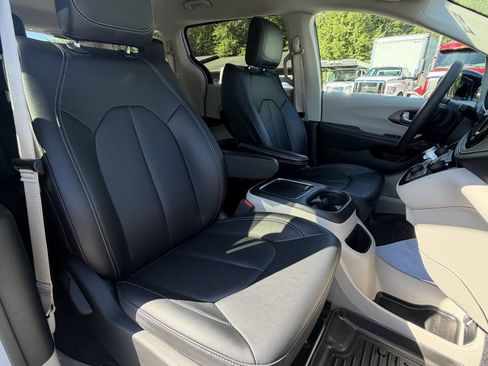 Used 2024 Chrysler Pacifica Touring-L AWD/4WD image 18