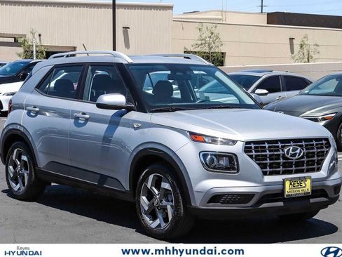 Certified 2025 Hyundai Venue SEL FWD image 5