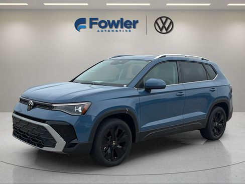 New 2026 Volkswagen Taos SE FWD image 3