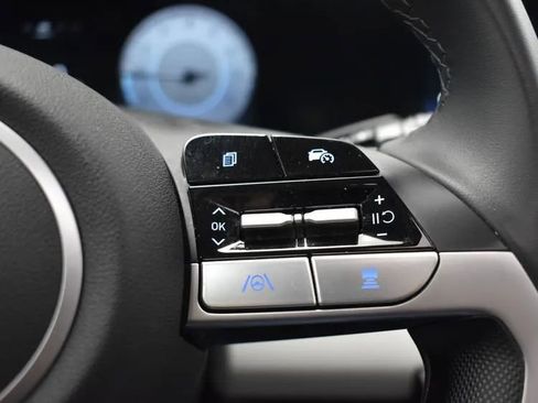 Used 2025 Hyundai Elantra Limited image 23