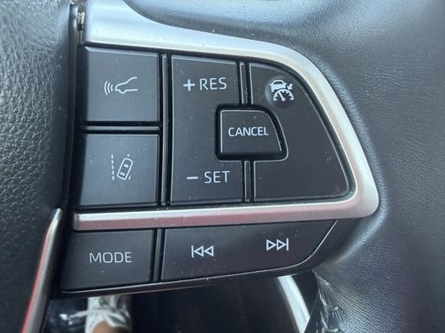 Used 2022 Toyota Highlander XLE FWD image 27