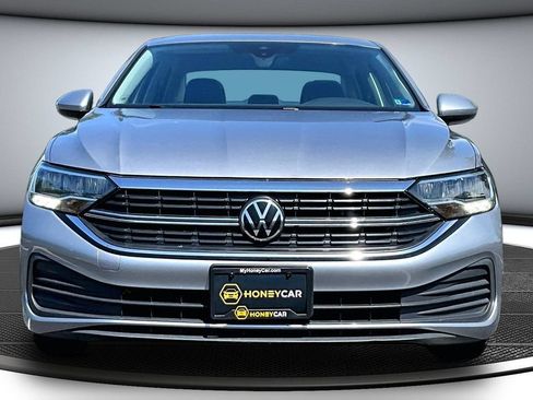 Used 2024 Volkswagen Jetta SE FWD image 2