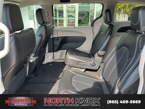 Used 2024 Chrysler Pacifica Touring-L FWD image 12