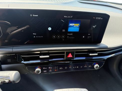Used 2017 Nissan Rogue SV w/ SV Premium Package FWD image 12