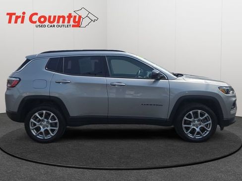 Used 2023 Jeep Compass Latitude AWD/4WD image 9