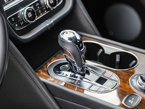 Used 2019 Bentley Bentayga image 20