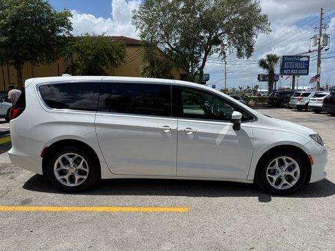 Used 2017 Chrysler Pacifica Touring image 5