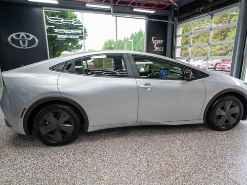 Used 2024 Toyota Prius LE FWD image 4