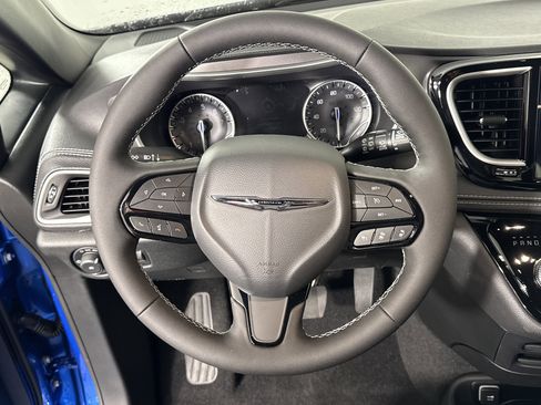 New 2026 Chrysler Pacifica Select w/ S Appearance Package image 13