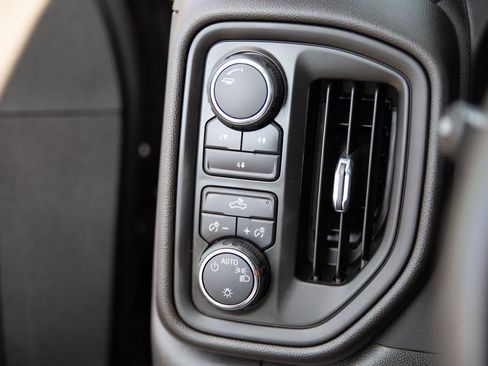 Certified 2024 Chevrolet Silverado 2500 Custom image 19