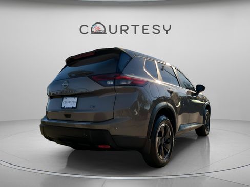 Used 2024 Nissan Rogue SV image 6