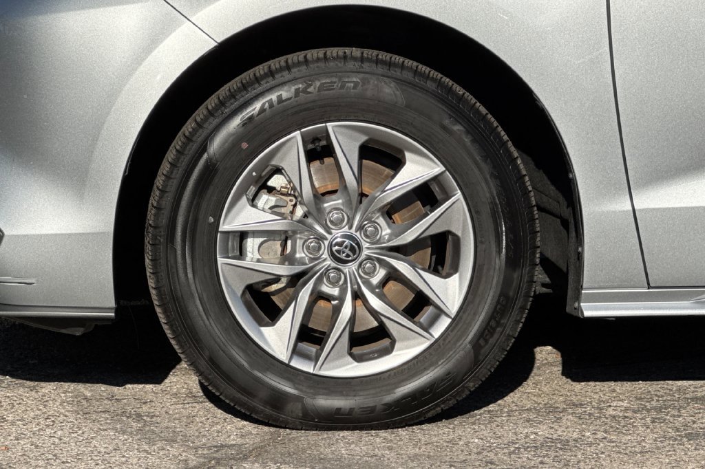 Certified 2025 Toyota Sienna XLE FWD image 27