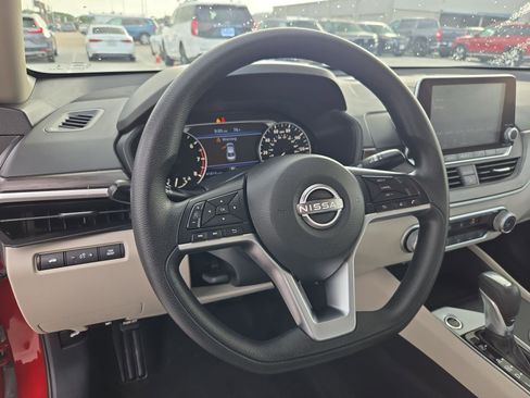 Used 2025 Nissan Altima 2.5 SV FWD image 17