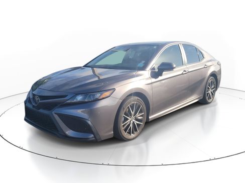 Used 2023 Toyota Camry SE FWD image 3