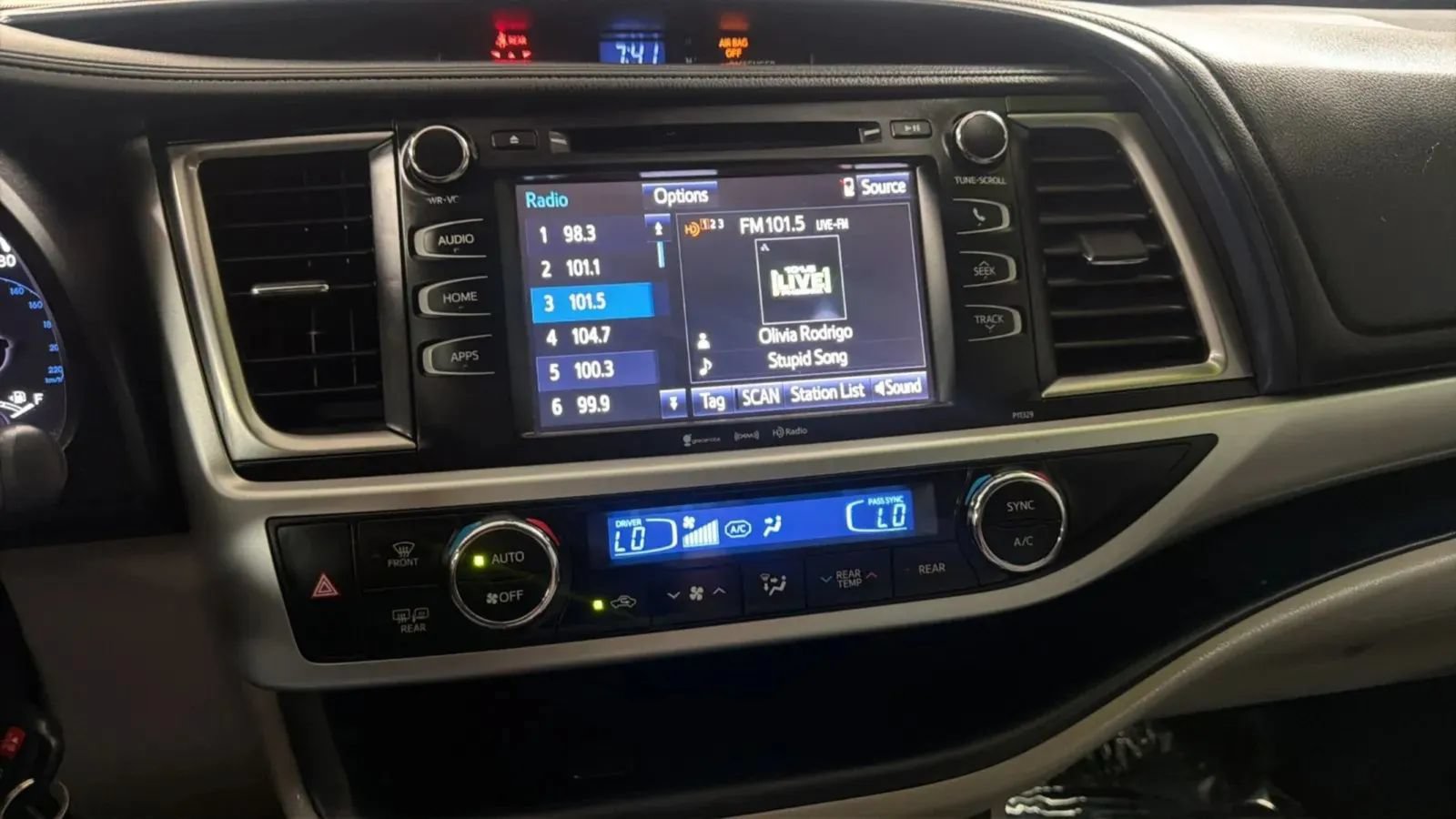 Used 2017 Toyota Highlander Plus FWD image 13