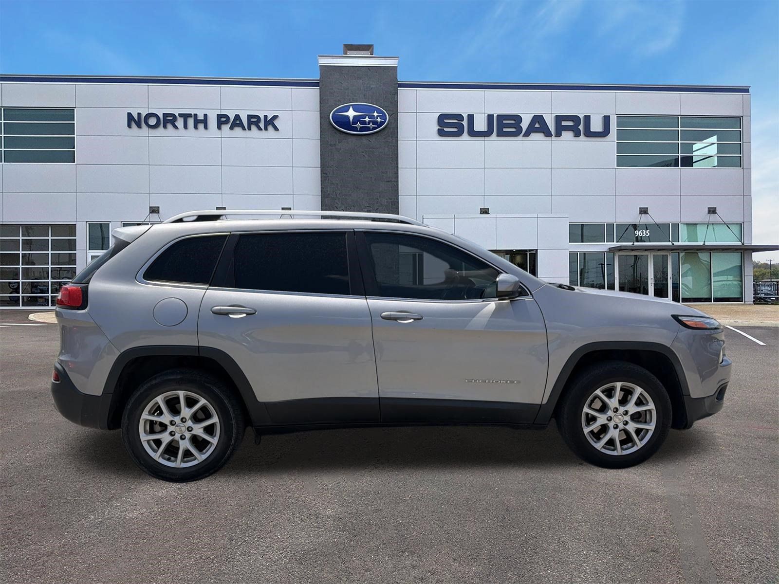 Used 2018 Jeep Cherokee Latitude FWD image 2