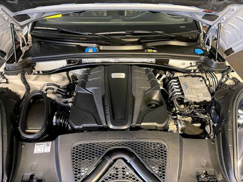 Certified 2021 Porsche Macan S AWD/4WD image 32