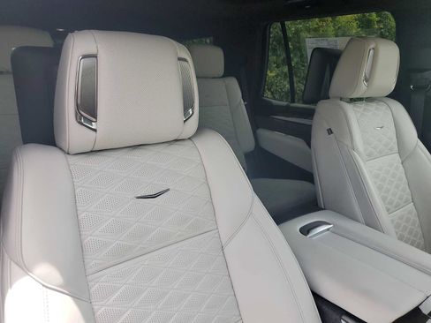 Used 2025 Cadillac Escalade Sport Platinum w/ LPO, ONYX Package AWD/4WD image 16