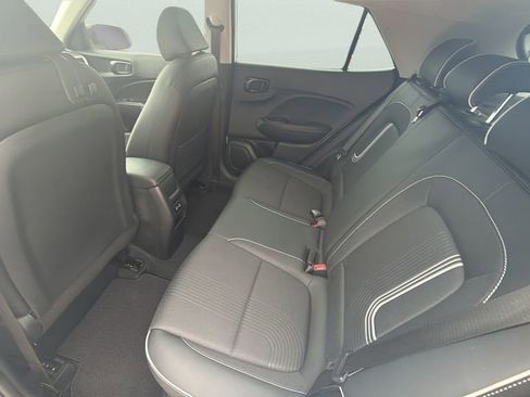 Used 2024 Hyundai Venue Limited FWD image 18