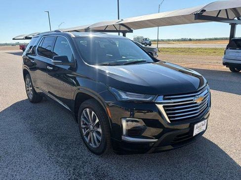 Used 2022 Chevrolet Traverse Premier FWD image 3