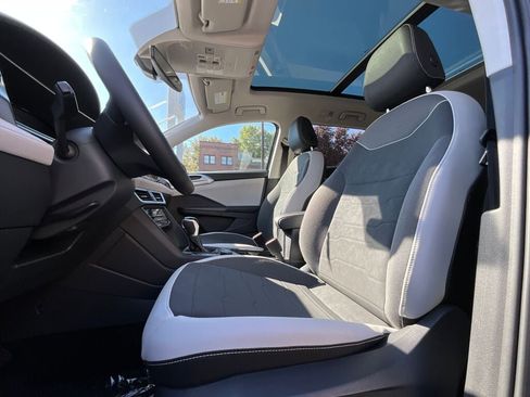 New 2025 Volkswagen Taos SE image 10