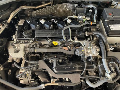 Used 2025 Toyota Corolla Cross LE image 31