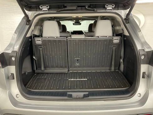 Used 2024 Toyota Highlander XLE AWD/4WD image 9