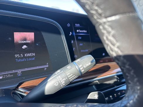 Used 2023 Cadillac Escalade ESV Premium Luxury image 19