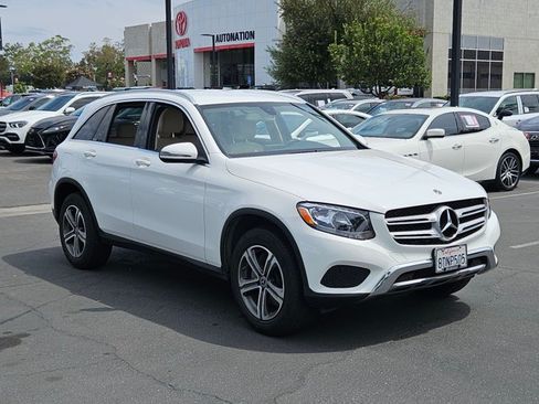 Used 2018 Mercedes-Benz GLC 300 4MATIC image 3