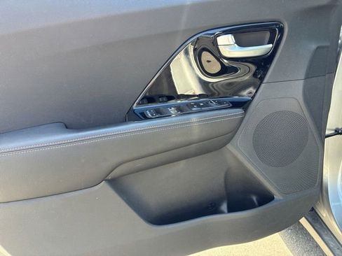 Used 2022 Kia Niro LXS image 4