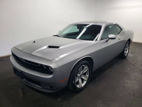 Used 2017 Dodge Challenger SXT image 1