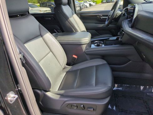 Used 2025 Chevrolet Suburban Z71 AWD/4WD image 32