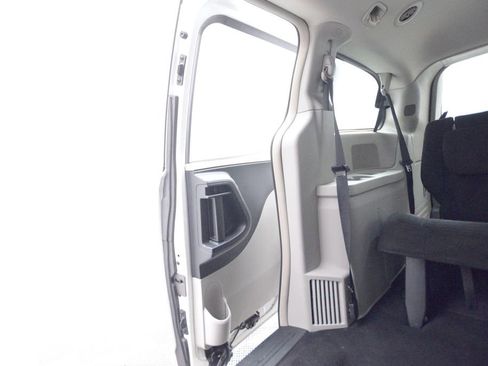 Used 2012 Chrysler Town & Country Touring image 13