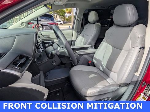 Used 2024 Toyota Sienna Limited image 4