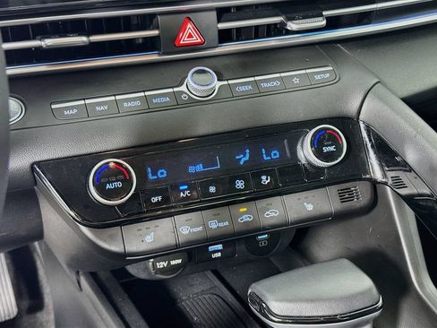 Used 2025 Hyundai Elantra Limited FWD image 16