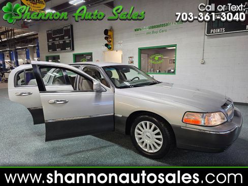 Used 2005 Lincoln Town Car Signature RWD image 1
